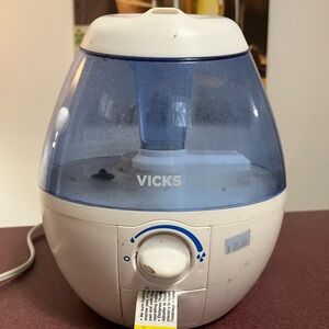 Vicks White and Blue Humidifier